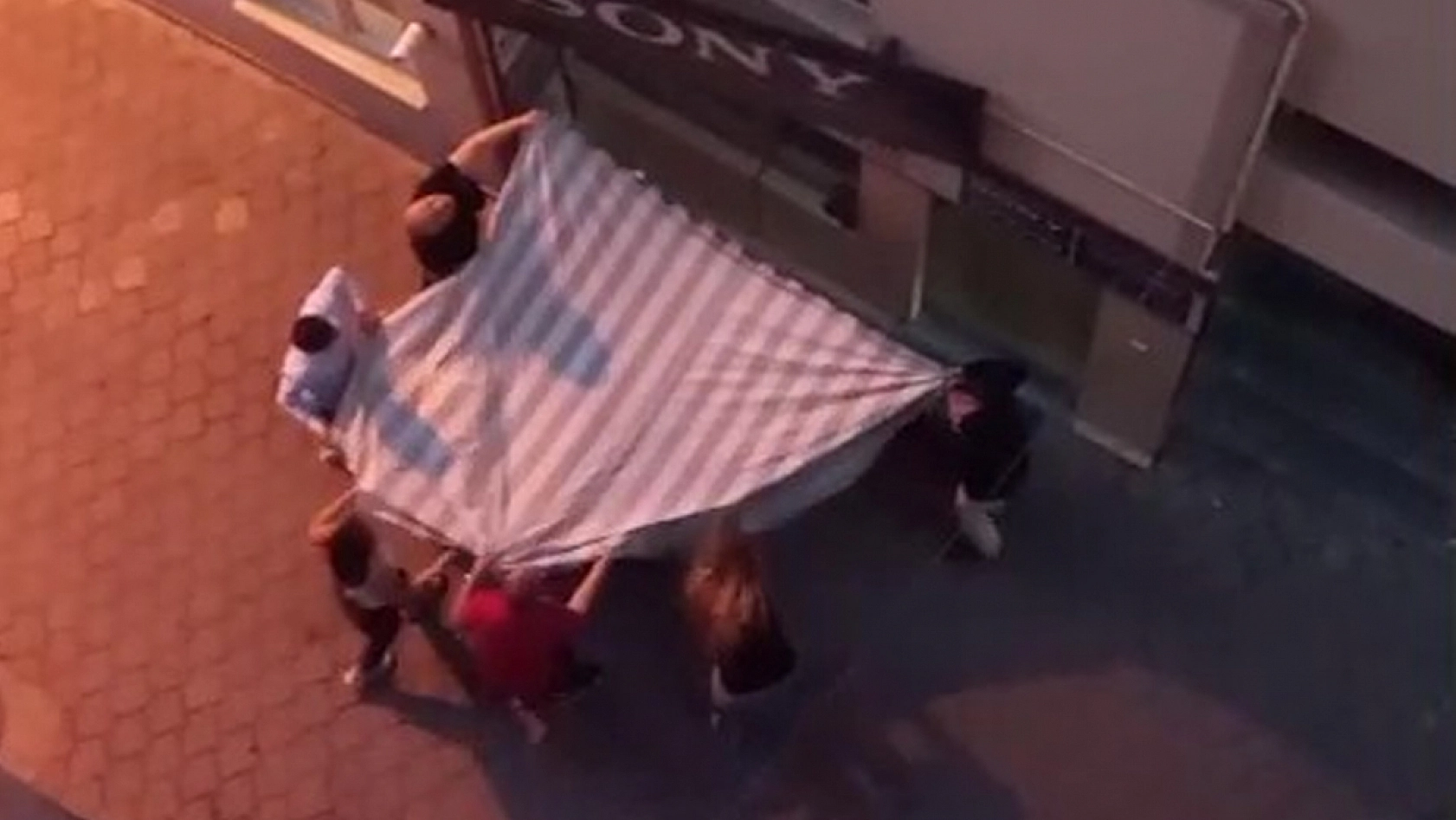 Yürekleri ağza getiren an: Balkon filesinde asılı kalan çocuğunu annesi dakikalarca tuttu