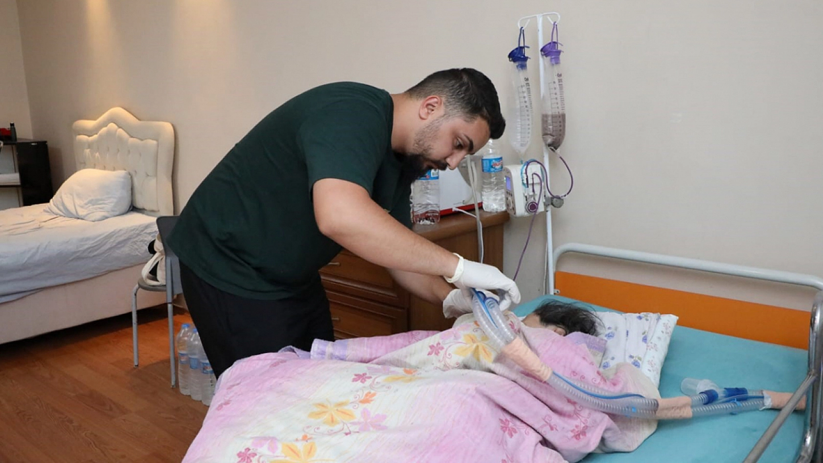 Hayırlı Evlat! 3 Yıldır Yatağa Bağımlı Annesine Adadı Kendini