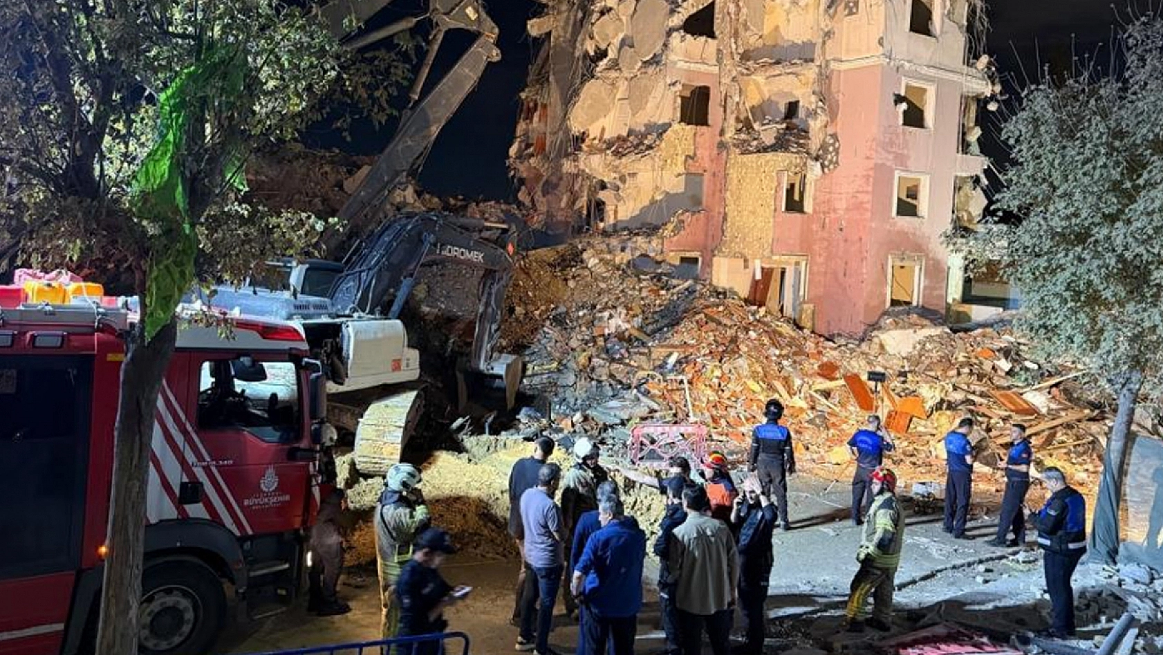 Kentsel dönüşümdaki bina çöktü: 2 Kişi yaralandı