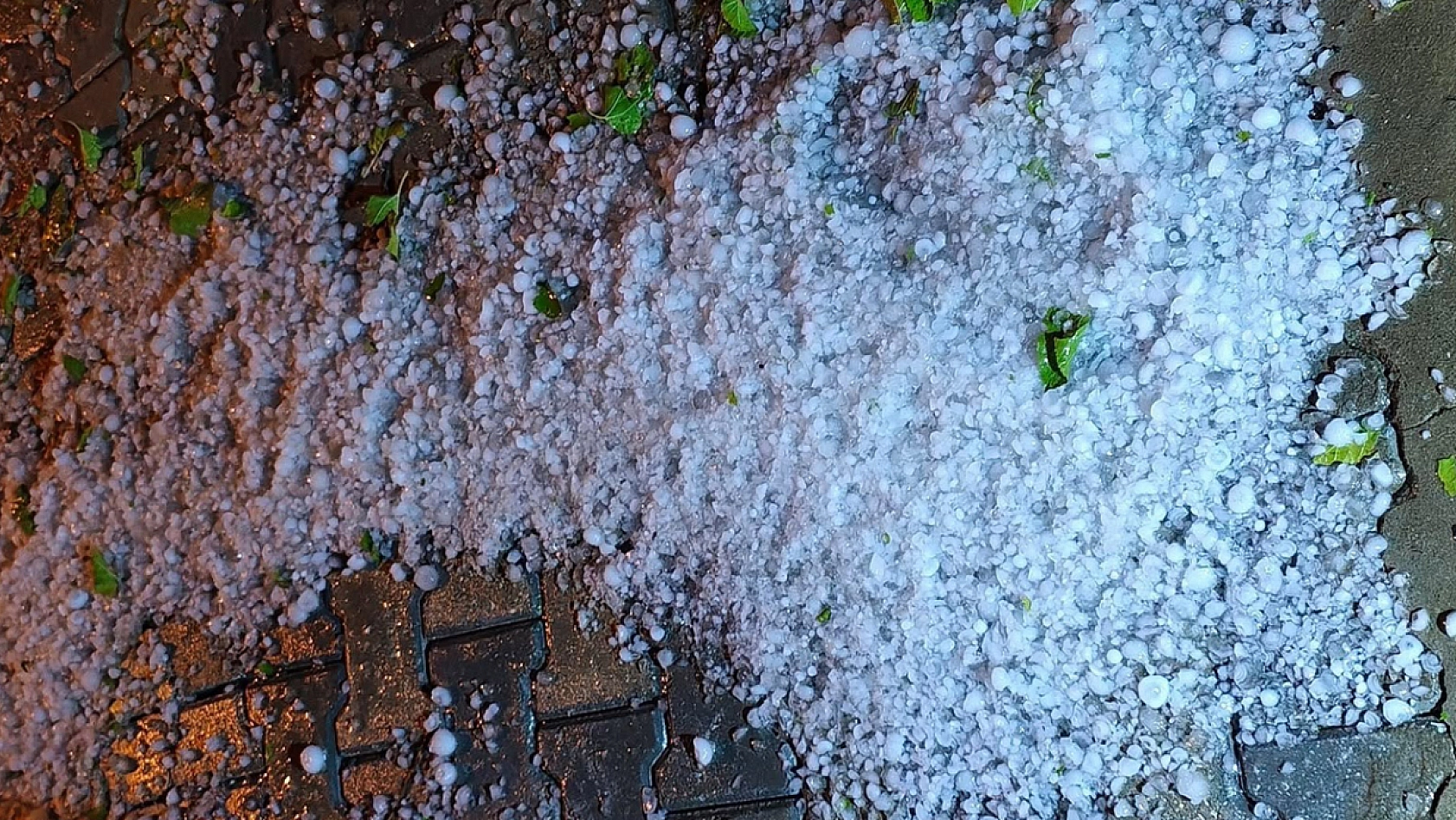 Elazığ'da ceviz büyüklüğünde dolu yağdı