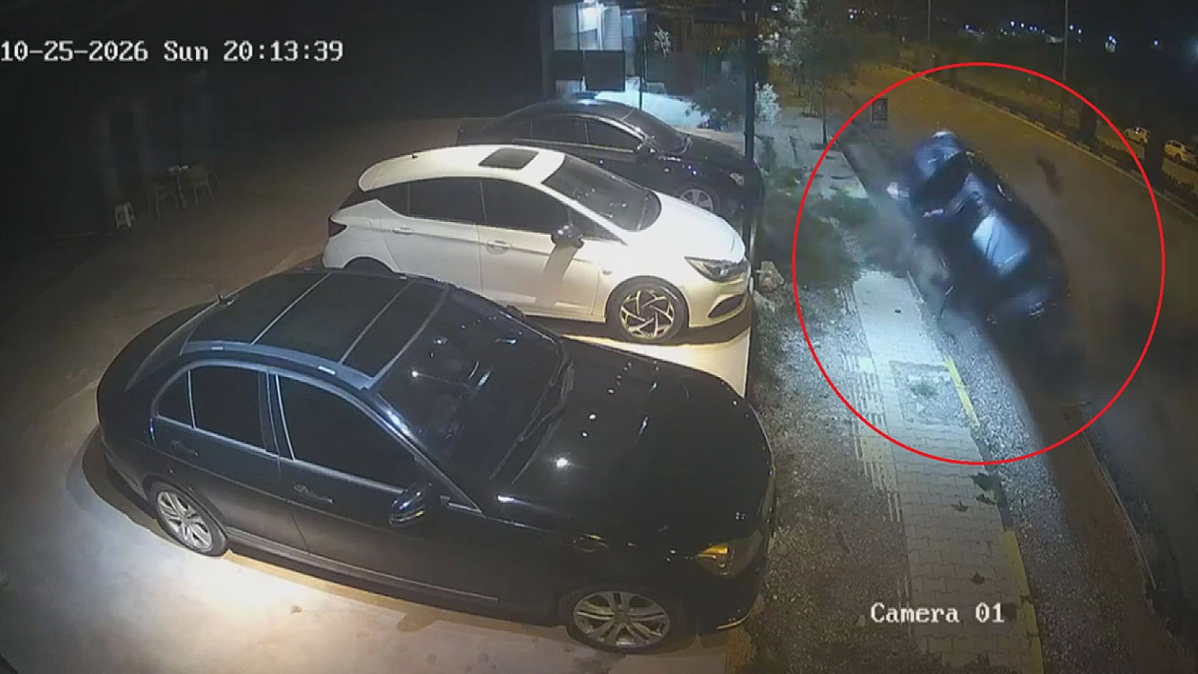 Seyir halindeki otomobil, park halindeki araca ok gibi saplandı
