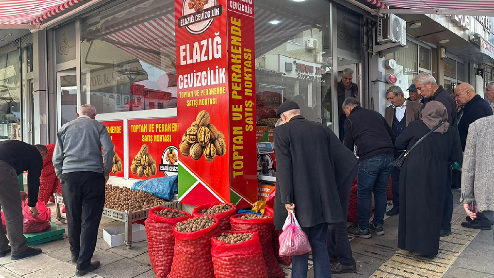 Elazığ'da ceviz bolluğu: Fiyatı duyan vatandaşlar kuyruk oluşturdu
