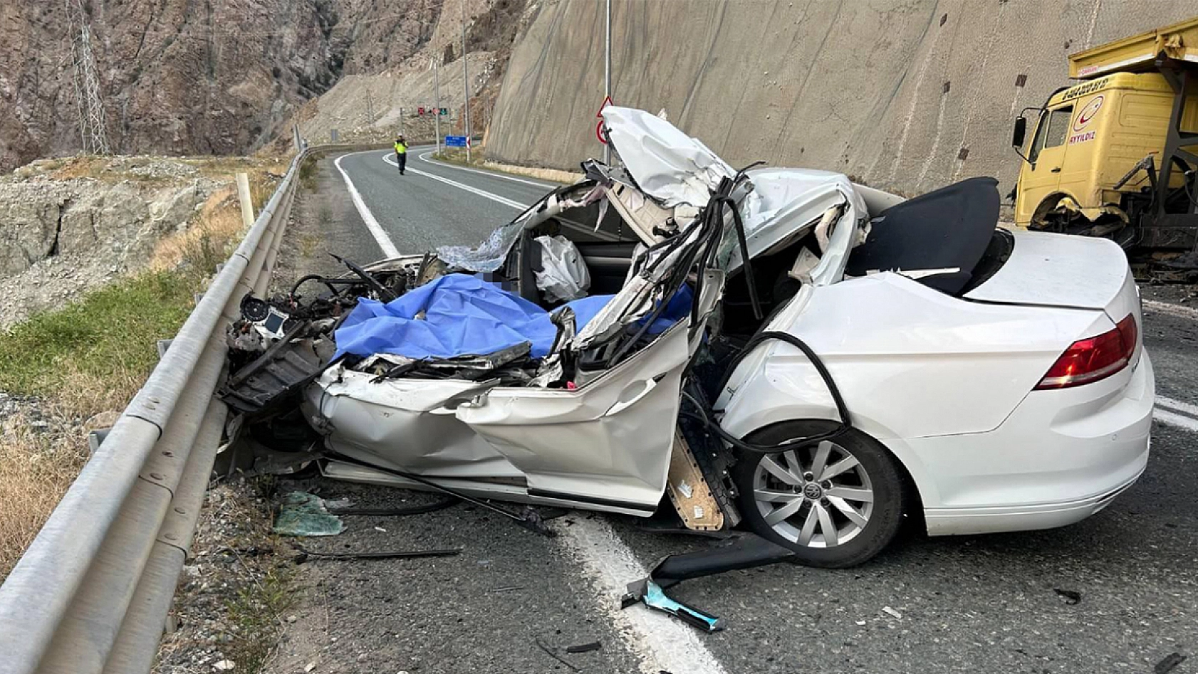 Feci kaza! otomobil kamyonla çarpıştı: 1 ölü