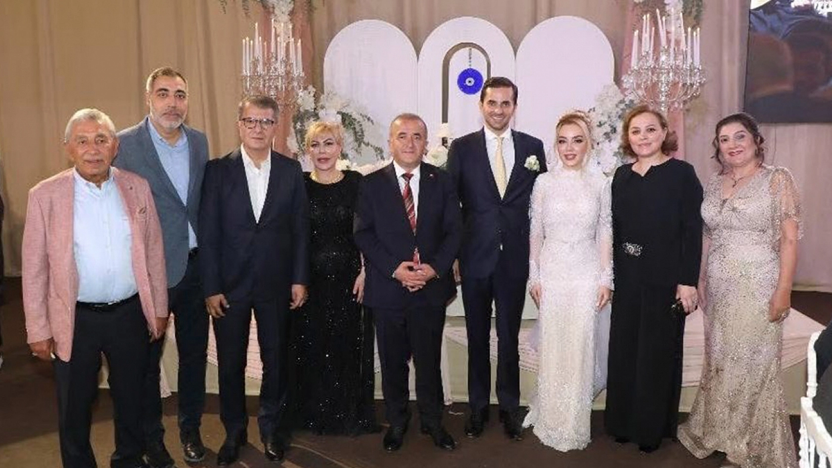 Elazığ'da tarihi düğün: Çayda Çıra gösterisiyle taçlanan geceye 3 bin davetli katıldı