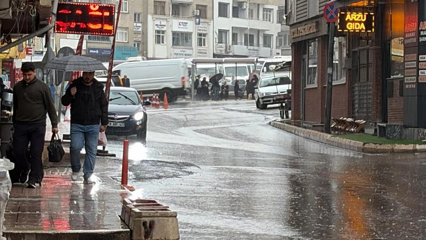 Meteoroloji uyardı, Elazığ'da sağanak başladı