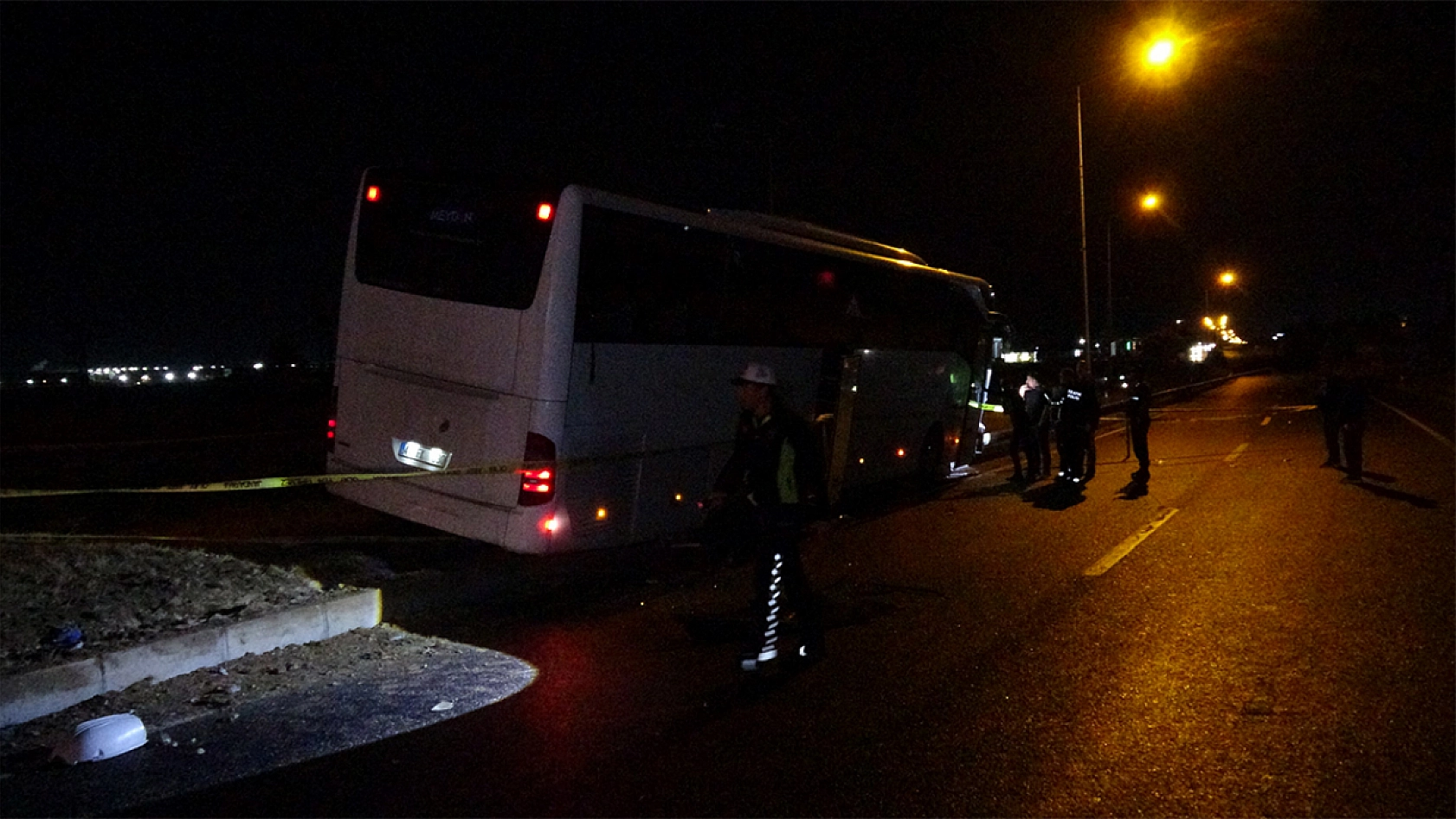 Otobüs ile hafif ticari araç çarpıştı: 2 ölü, 3 yaralı