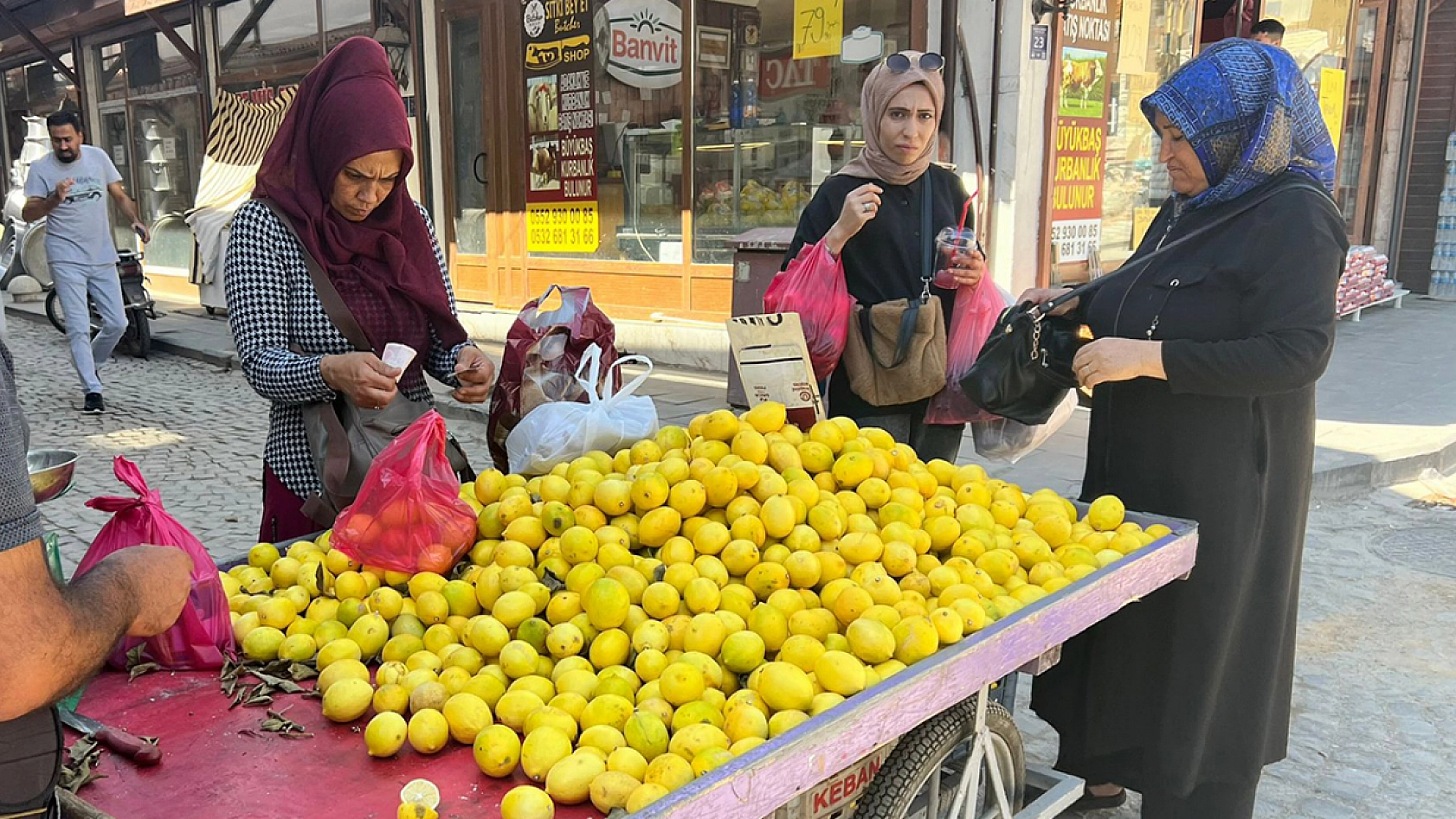 Elazığ'da kilosu 100 liradan 25 liraya düştü vatandaşlar kilo kilo aldı