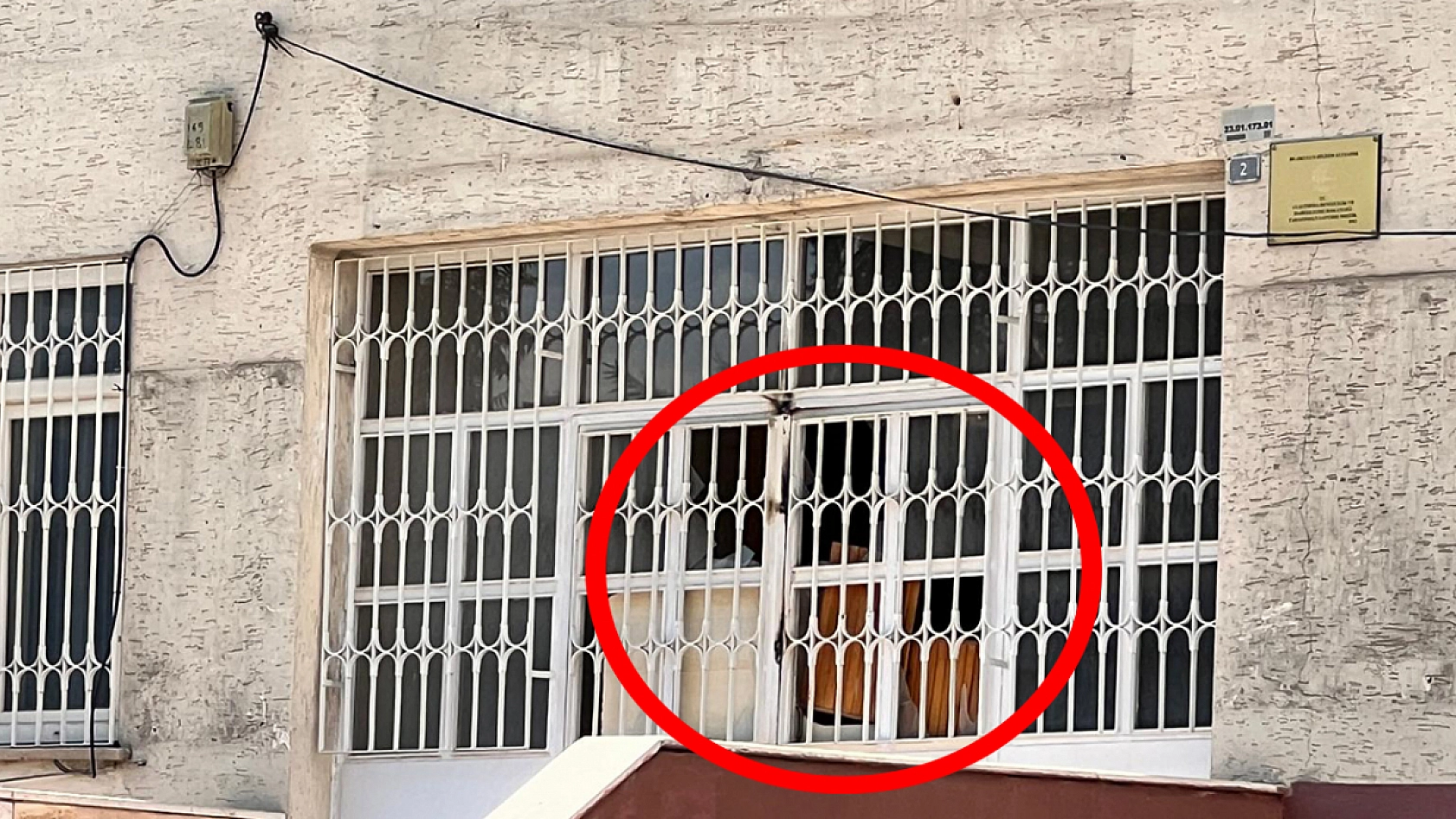 Elazığ'da yıkılmayan okul binası mahallelinin kâbusu oldu