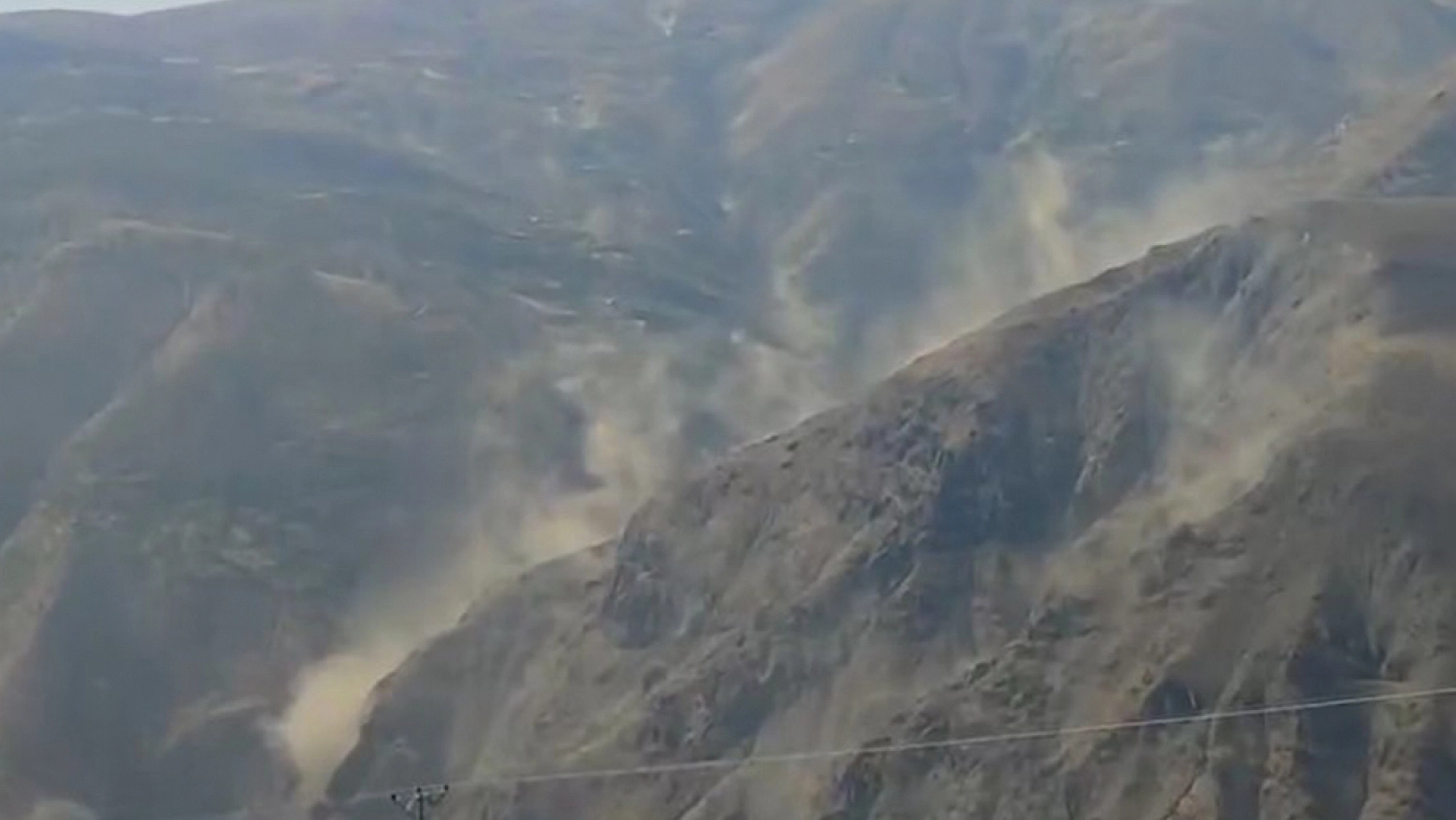 Deprem anında fay hattında yaşananlar kameraya yansıdı