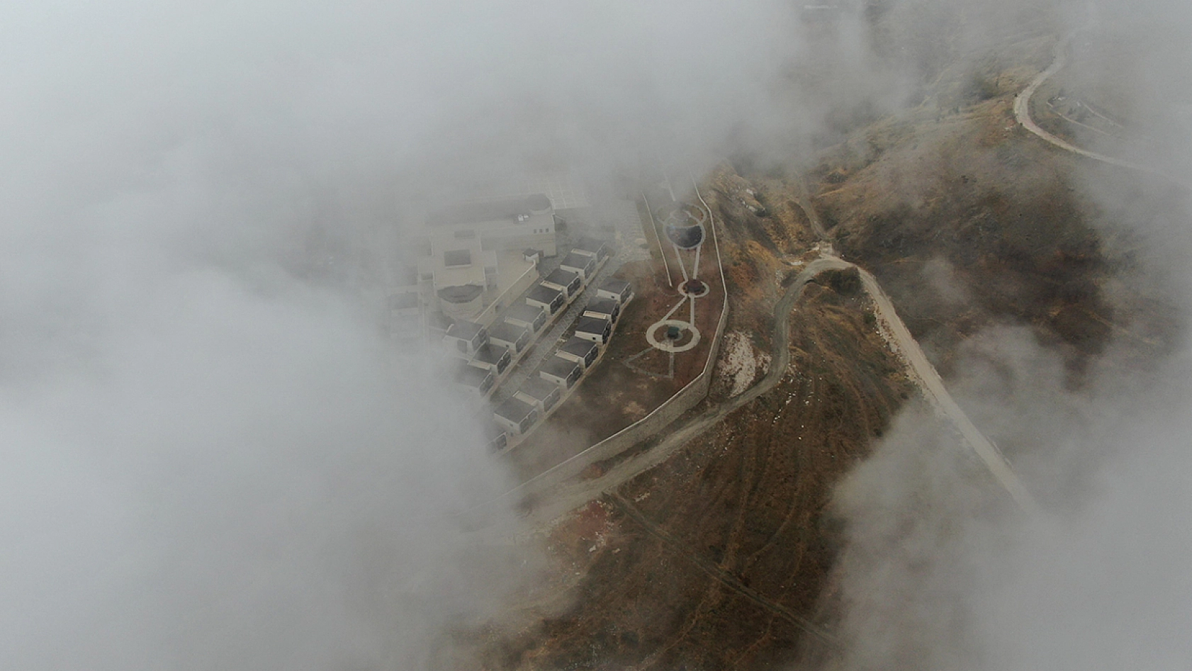 Baharı ayrı kışı ayrı güzel olan Tarihi mahallede sisten eşsiz güzelliğe