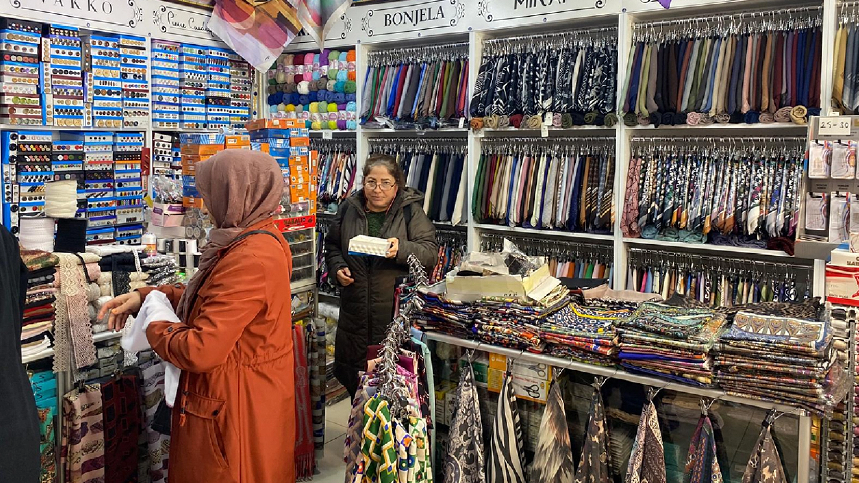 Elazığ'da örgü ipleri de nasibini aldı