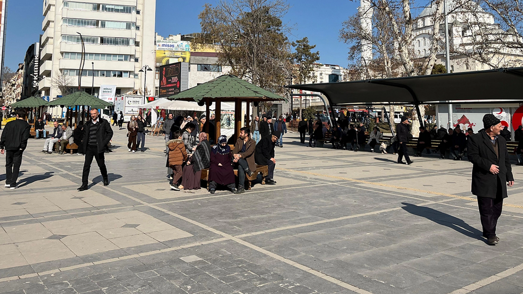 Elazığ'da meydanlar doldu taştı