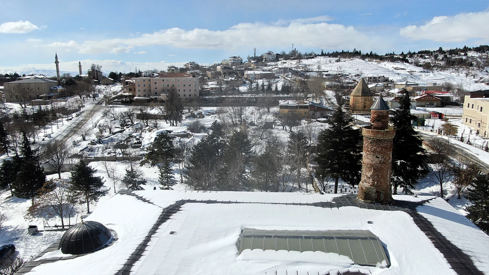 Medeniyetler beşiği Harput, kar yağışıyla birlikte kartpostallık manzaralara büründü