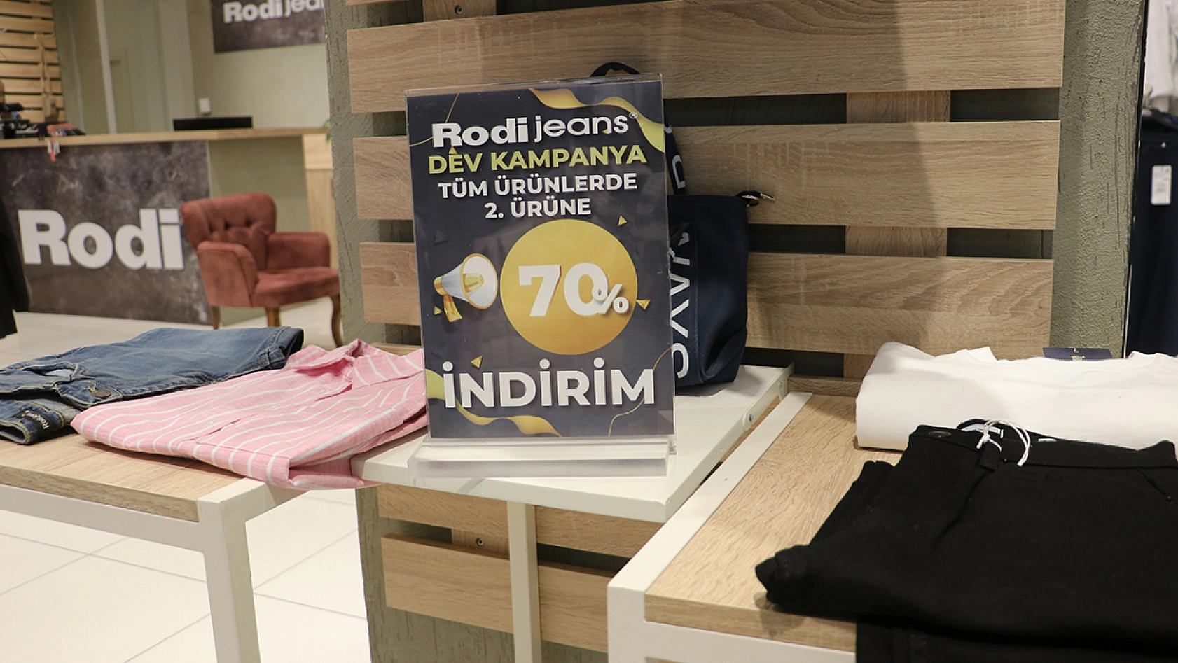 Elazığ'da bir mağaza yüzde 70 indirim yaptı duyanlar oraya koştu