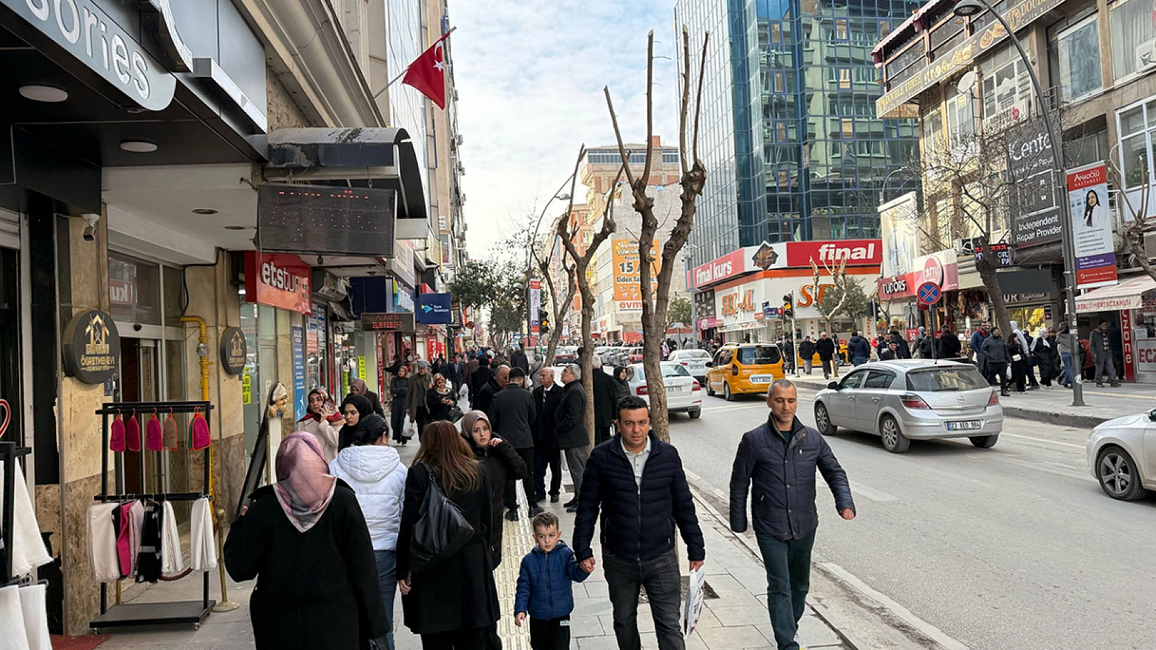 Elazığ'da havalar ısındı caddeler doldu taştı