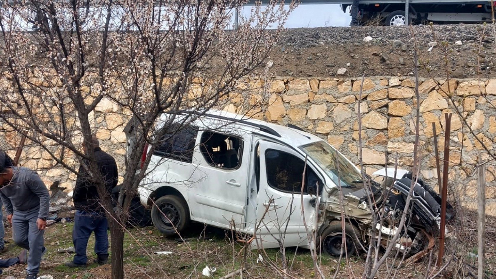 Elazığ'da korkutan kaza otomobil şarampole uçtu 4 yaralı