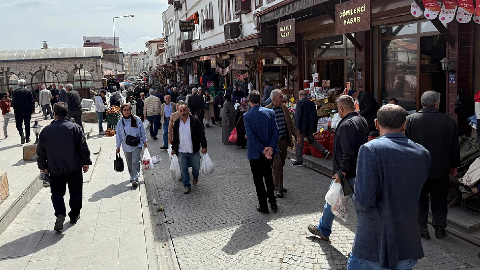 Elazığ'da sokaklar ve caddeler doldu taştı!