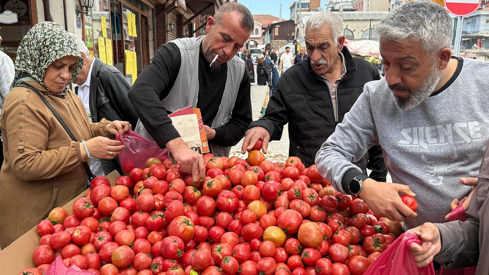 Elazığ'da kilonun 35 lira olduğunu gören poşet poşet aldı