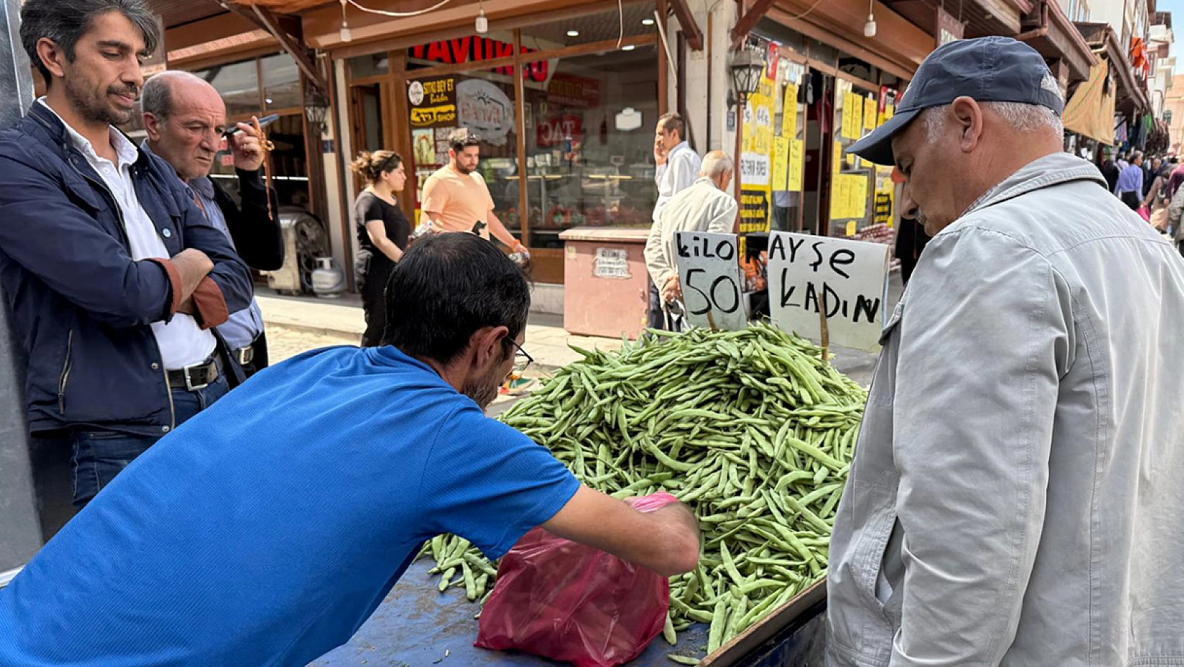 Elazığ'a yılın ilk mahsulü geldi kilosu 50 liradan satılıyor