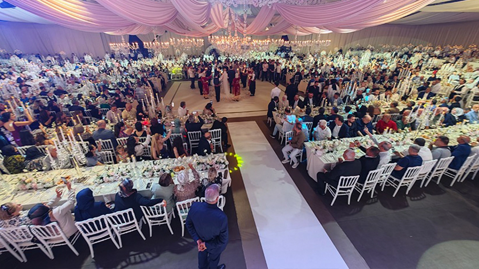 Elazığ'da tarihi düğün: Çayda Çıra gösterisiyle taçlanan geceye 3 bin davetli katıldı