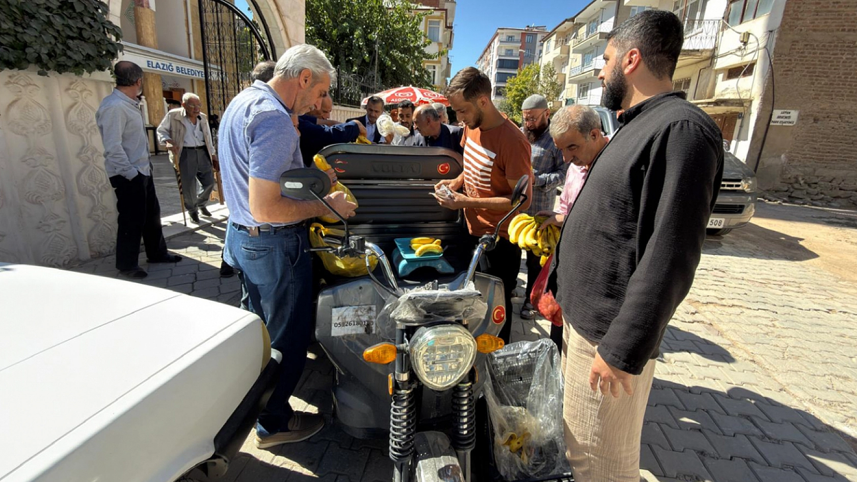 Elazığ'da kilosu 80 liradan satıldı almak için kuyruk oluştu
