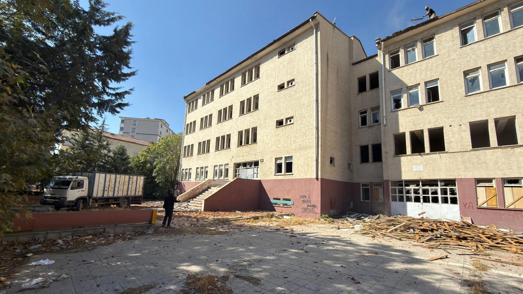 Elazığ'da o binada yıkım için ilk adım atıldı