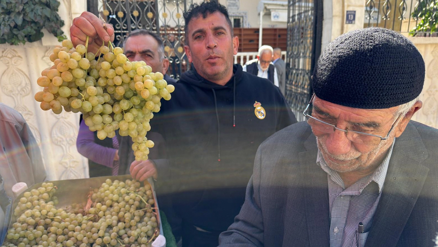 Elazığ'da fiyatı düştü vatandaşlar tezgaha akın etti