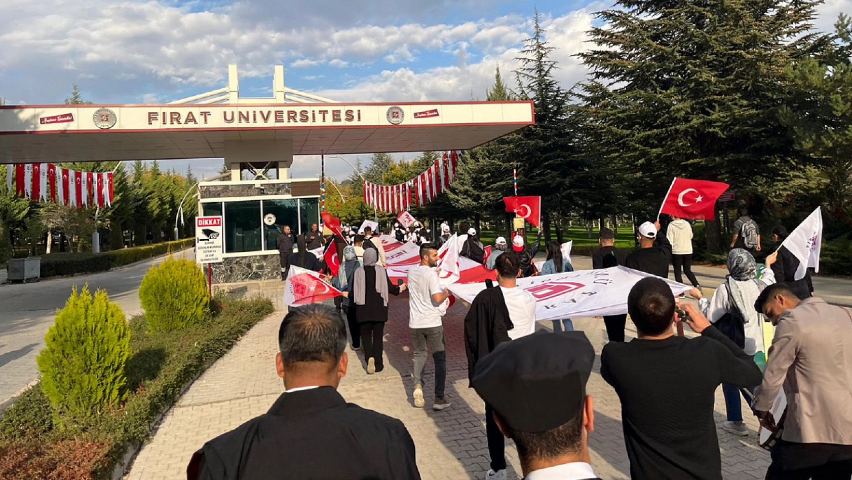 Fırat Üniversitesi'nde 50. yıl yürüyüşü coşkuyla gerçekleştirildi