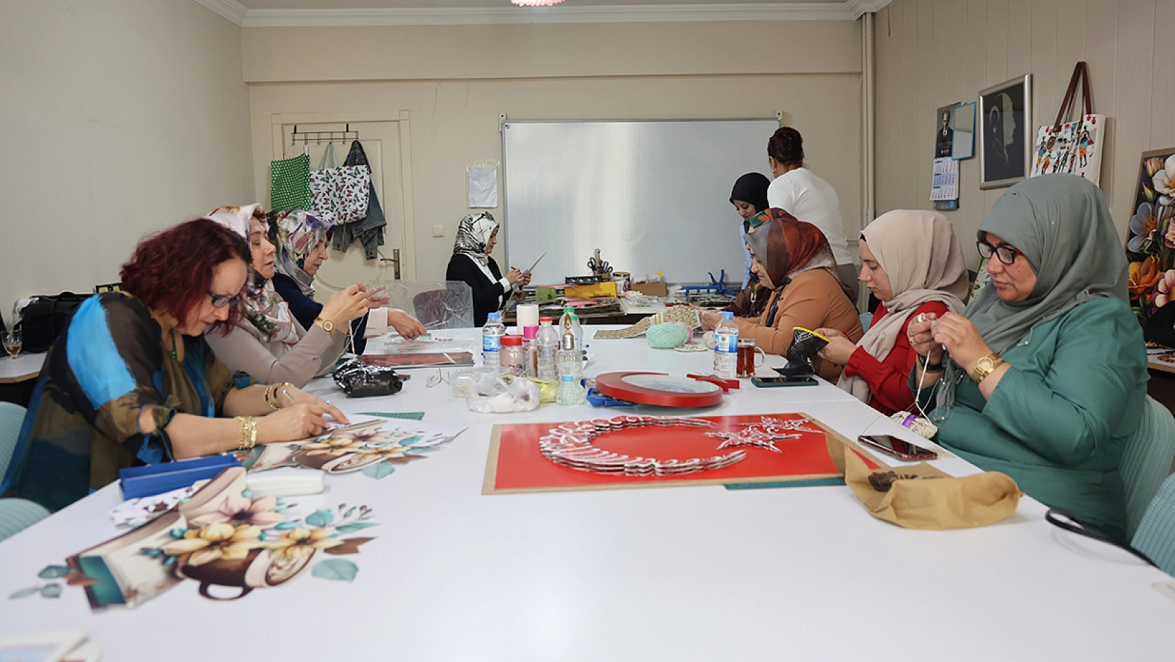 Elazığ'da kadınlar el sanatlarıyla hem sosyalleşiyor hem üretime katkı sağlıyor