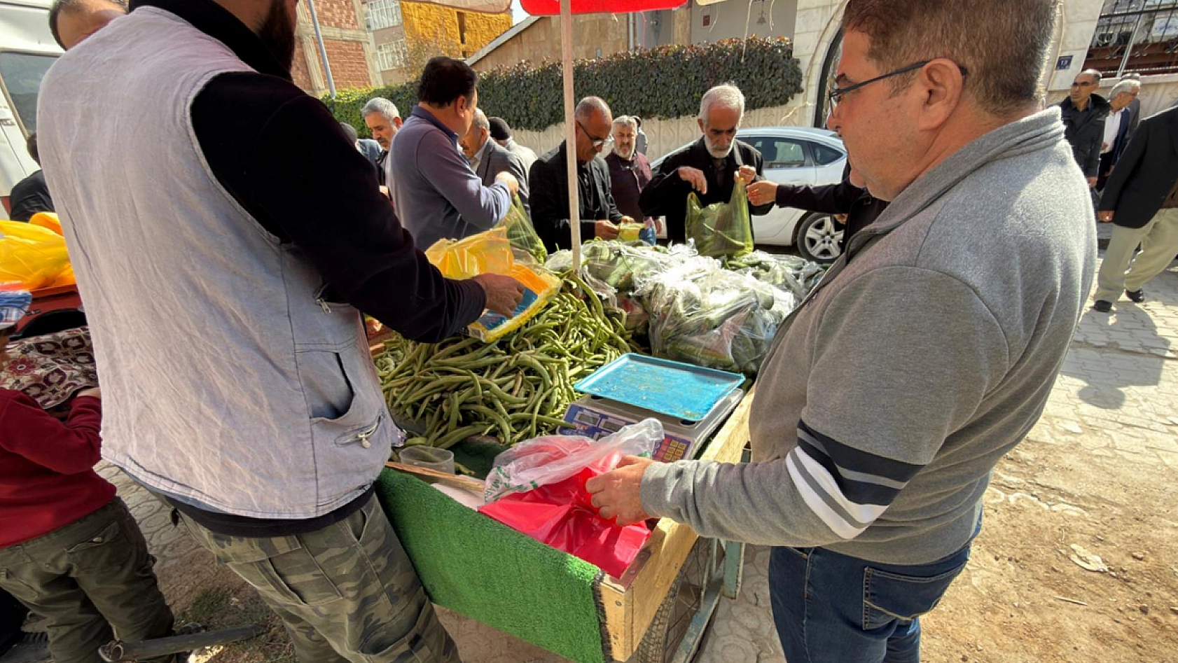 Elazığ'da kilogramı 25 liraya düşen sebze kilo kilo satın alındı