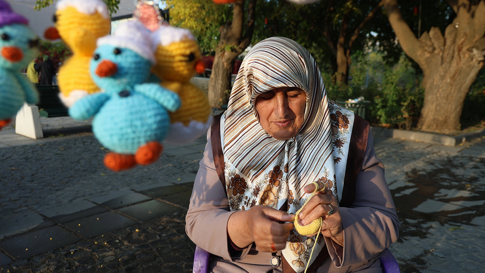 Elazığlı İmla teyze, depremi de kanseri de örerek yendi