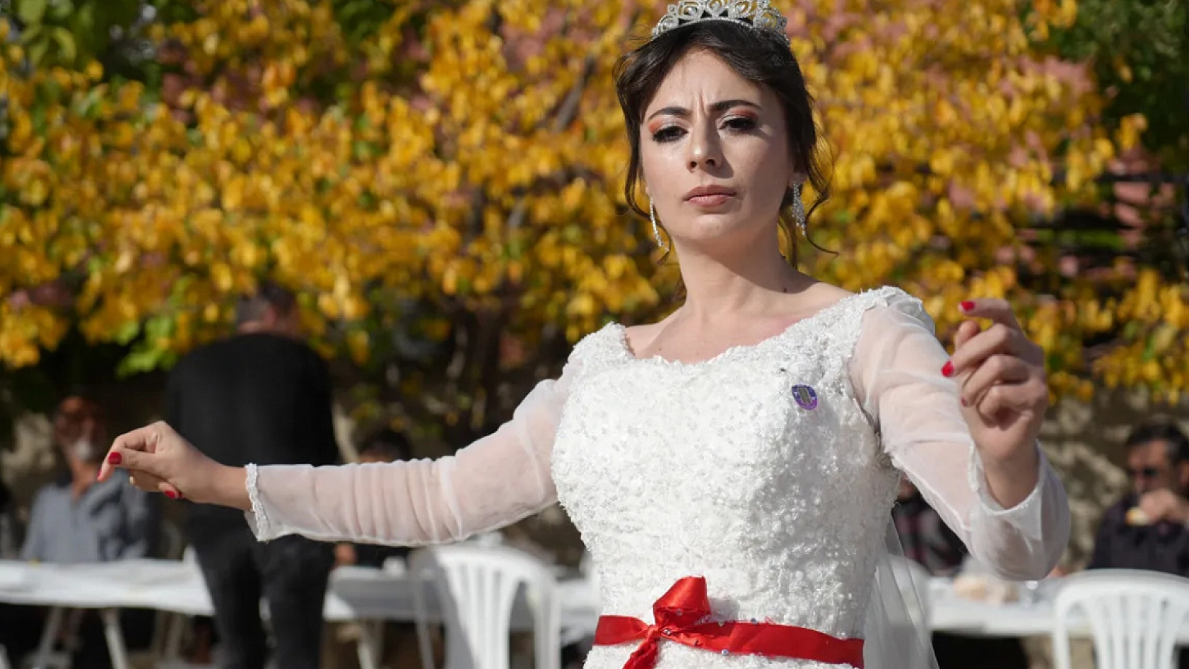 Hacca gidemediler, gençlerin mutluluğuna vesile oldular