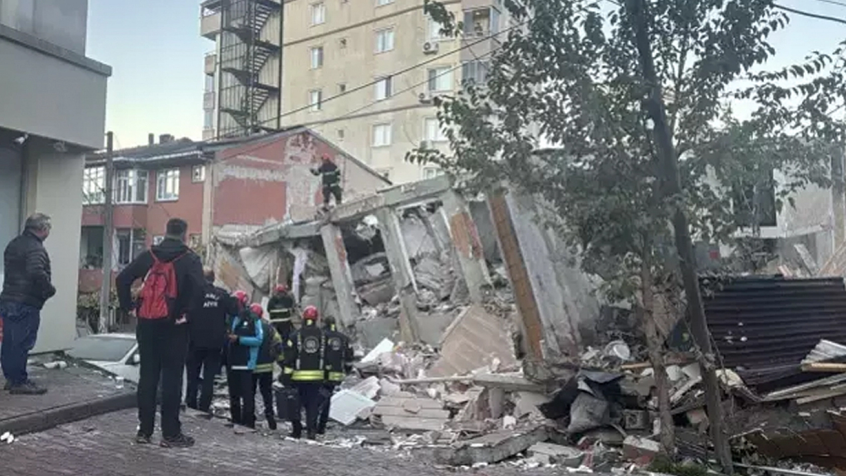 Gebze'de deprem: 1 bina çöktü 5 kişi aranıyor