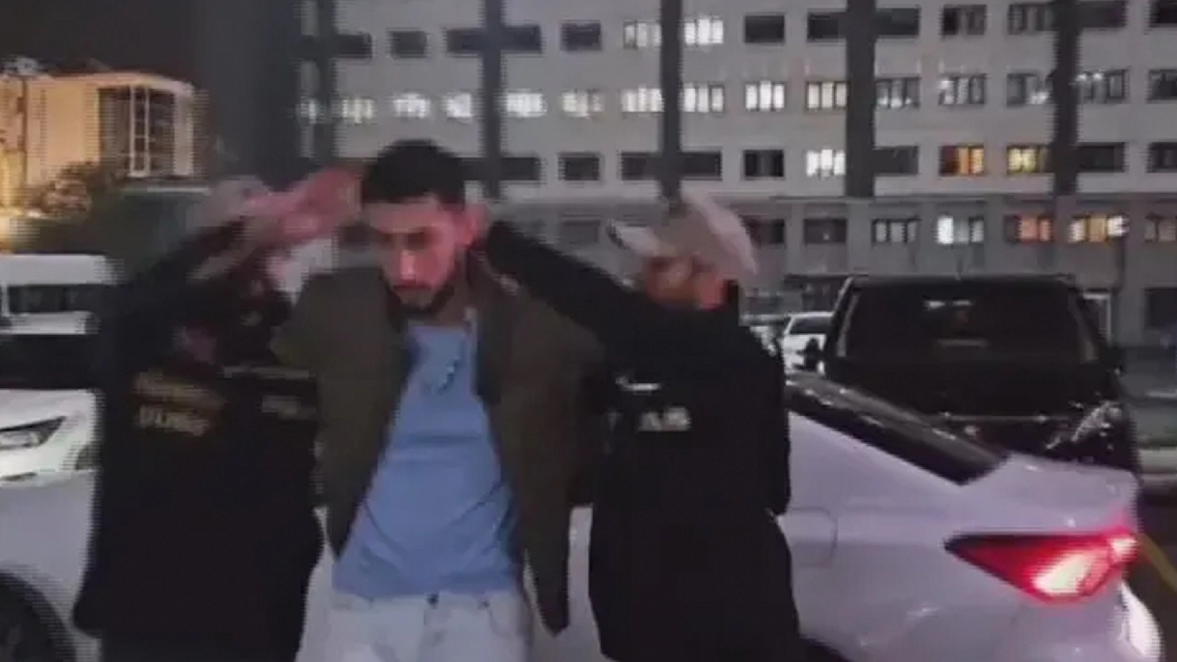 Sokakta tasma skandalı: Gözaltına alındılar