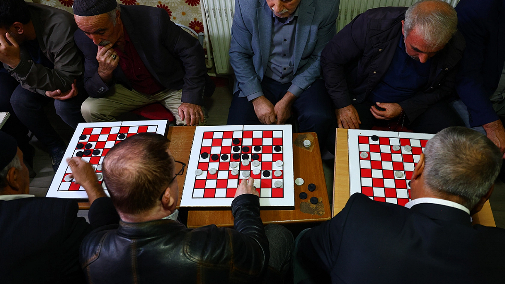 Elazığ'da 65 yaş üstü vatandaşların dama geleneği sürdürülüyor