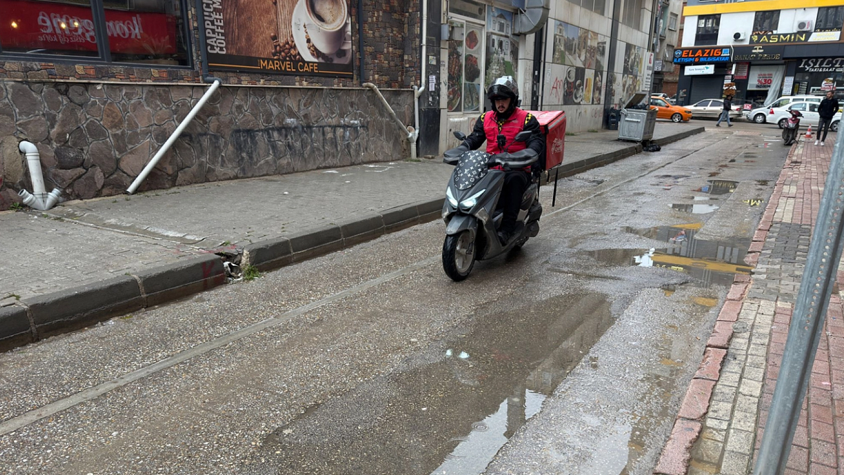 Elazığ'da onlar çalışırken soğuk vuruyor, rüzgar savuruyor!