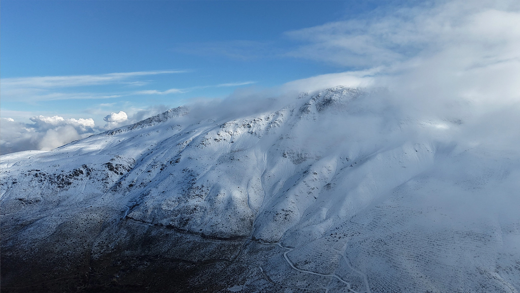 Kar, bulut ve göl bir arada: Elazığ'da Hazarbaba manzarası nefes kesti