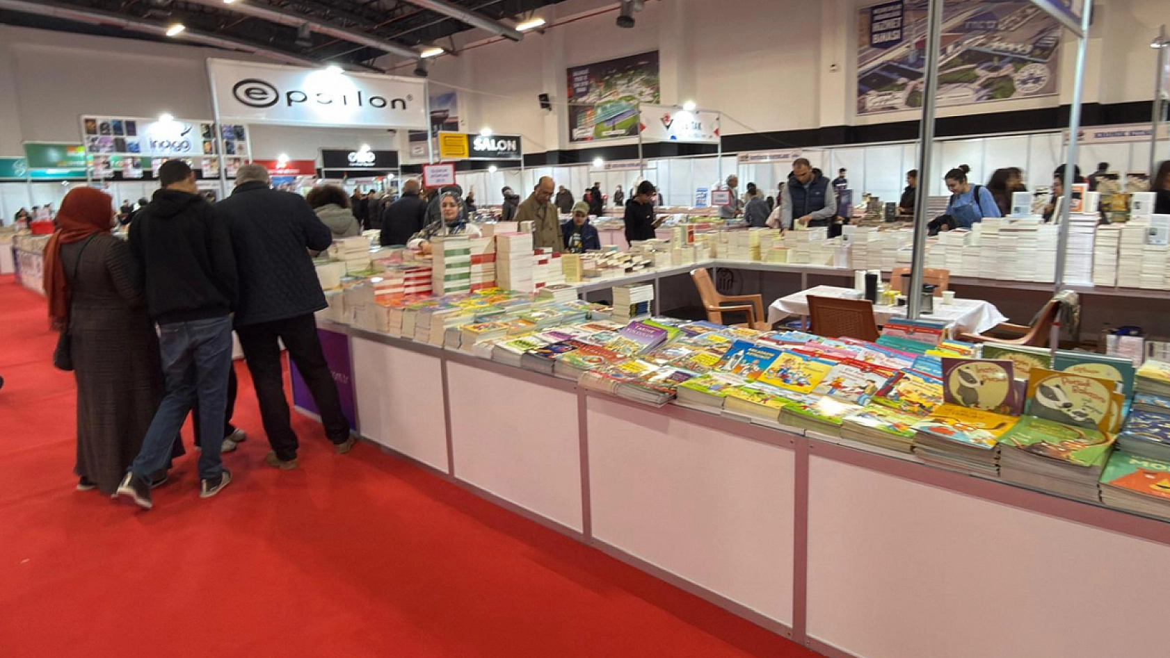 Elazığ 6. Kitap Fuarı'nda amca–yeğen aynı stantta buluştu