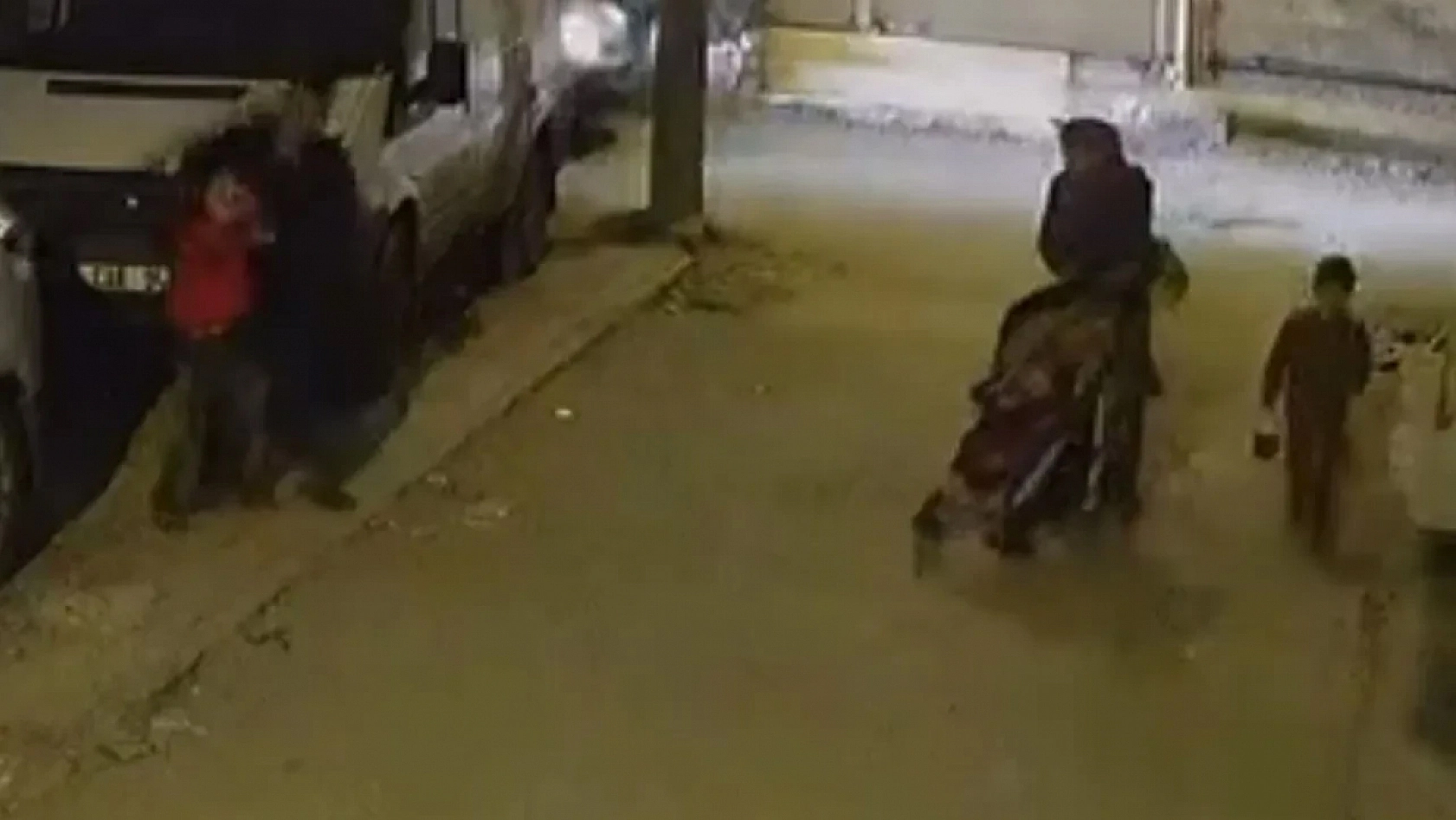 Çocuğa şiddette korkunç anlar: Arabaya çarpıp yere fırlattı