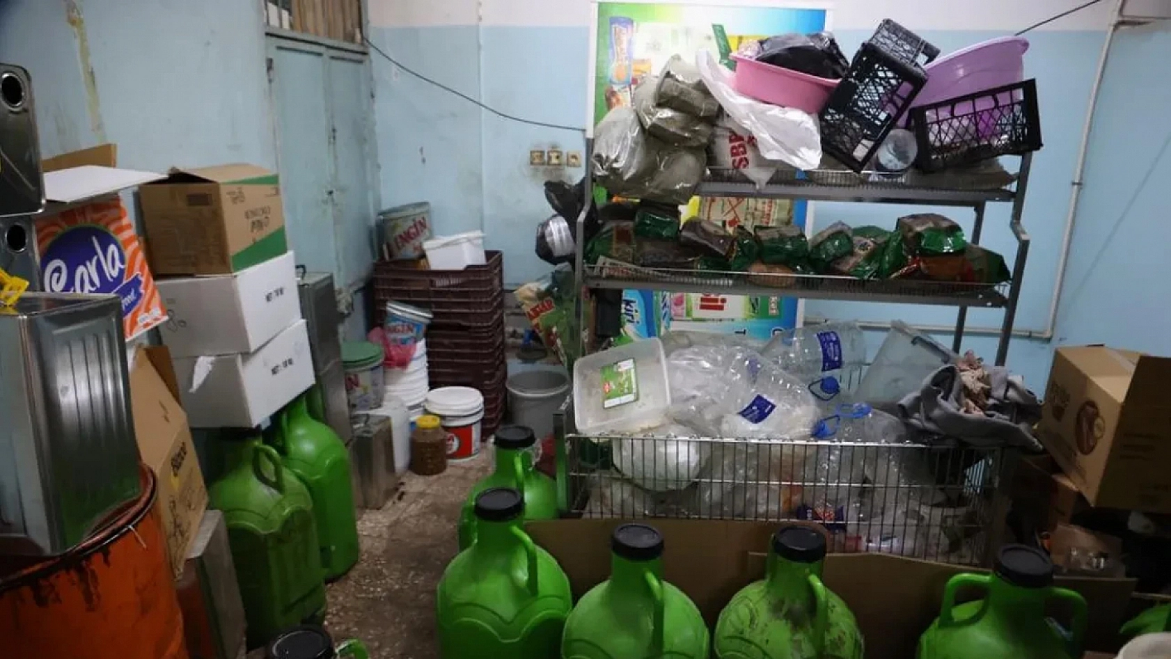 Depo değil çöplük gibi: Yetkililer devreye girdi