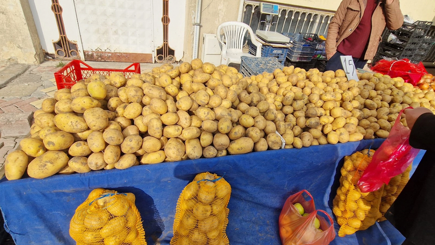 Elazığ'da halk pazarlardan vazgeçmiyor