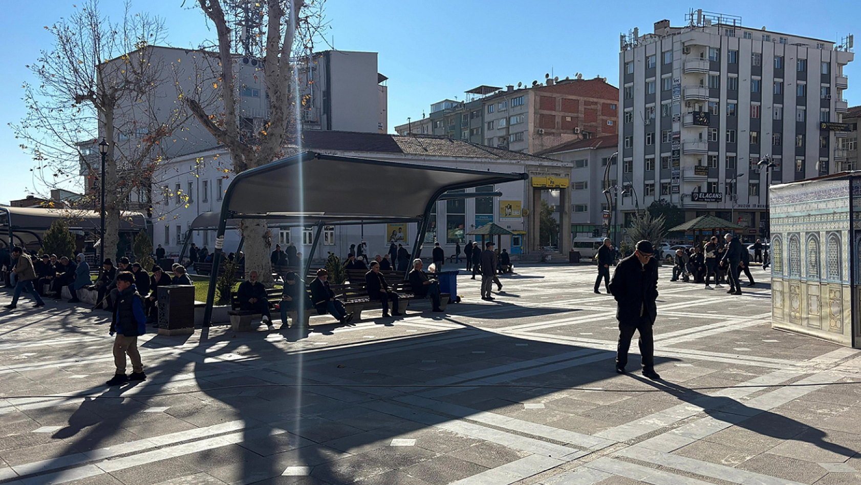 Elazığ'da güneş yüzünü gösterdi, meydanlar dolup taştı