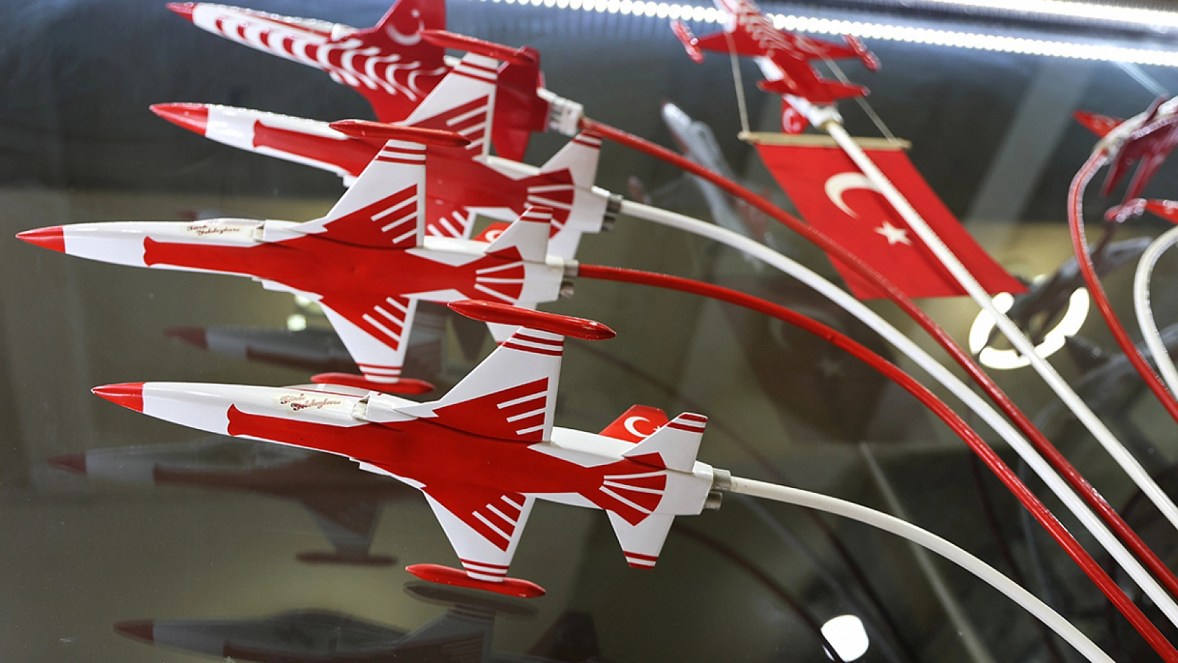 Elazığ'da 75 yaşındaki Atilla Demirbaş'ın pilotluk hayali gökyüzünde kaldı, maketlerle yaşadı