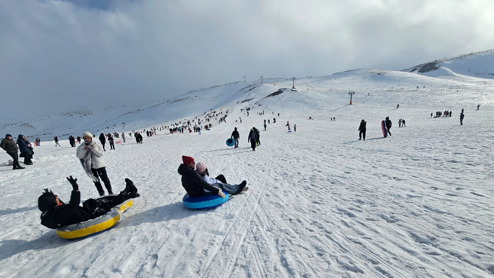 Rüzgara rağmen ilgi azalmadı: Elazığlılar Hazar Baba'ya akın etti