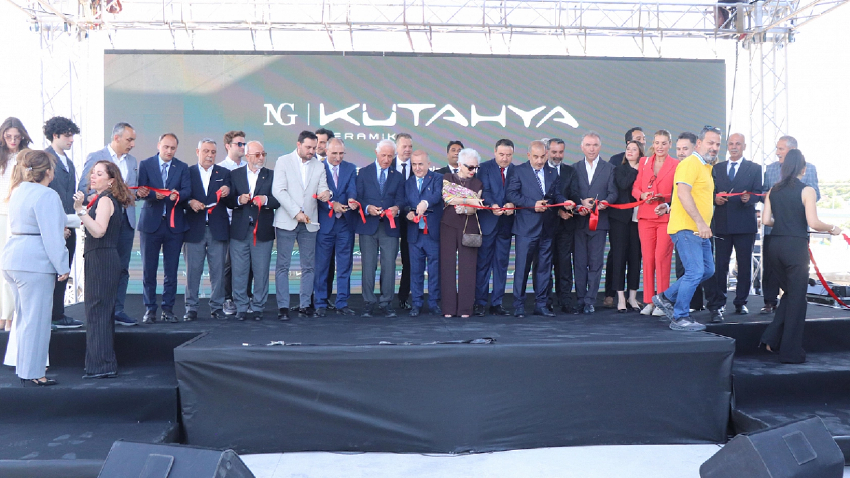 Elazığ'a yeni bir işletme kazandırıldı: Kütahya seramik mağazası açıldı