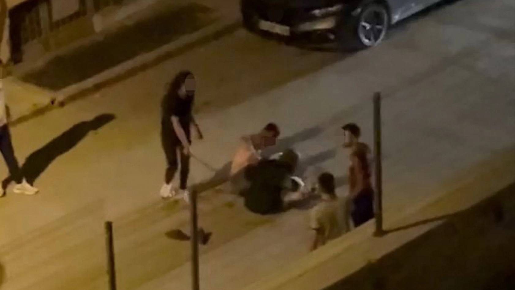 Elazığ'da Sokak Ortasında Kavga: Kadın Sopayla Vurdu