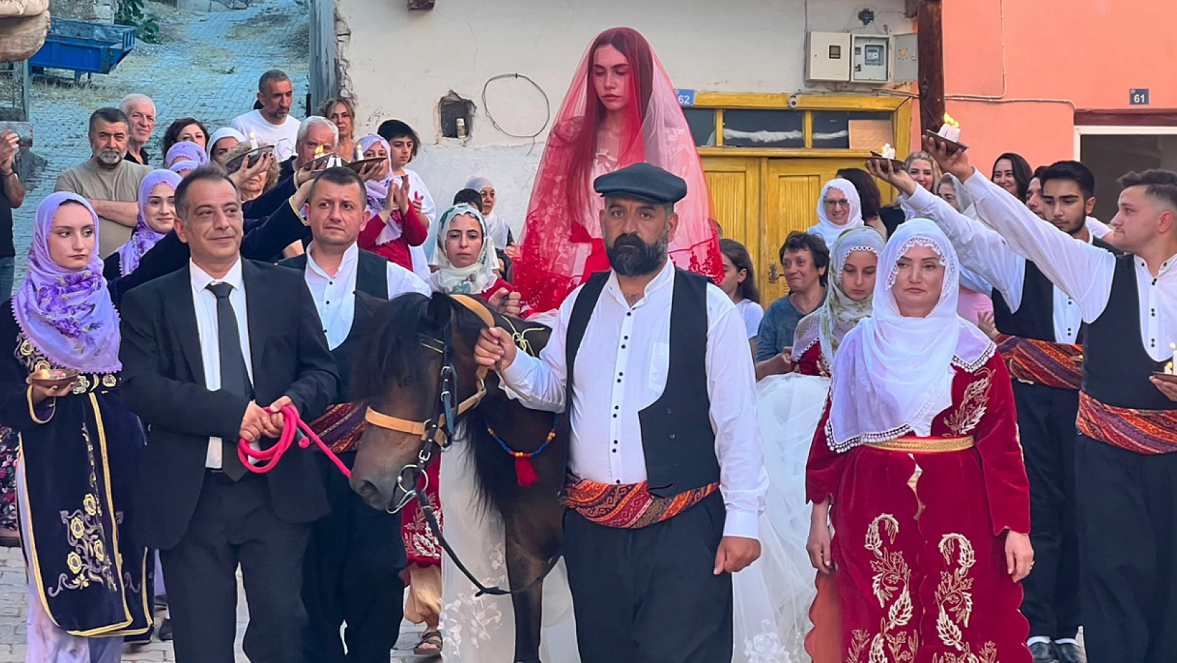 Elazığlı Sanatçı Emrah Güllü'den 'Mendilim İşle Yolla' türküsüne yeni klip
