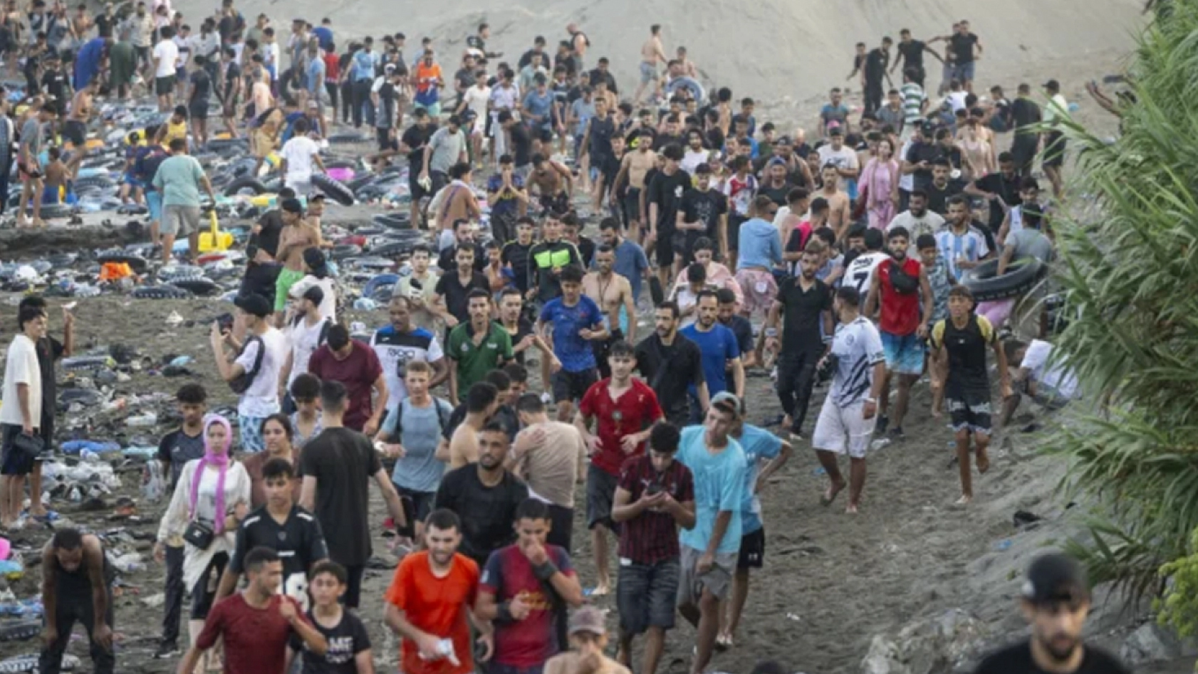 Göçmen krizinde taşlı müdahale tepki çekti