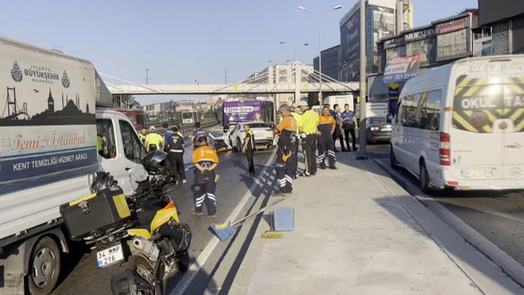 Otomobil otobüsüne saplandı: Çok sayıda kişi hayatını kaybetti