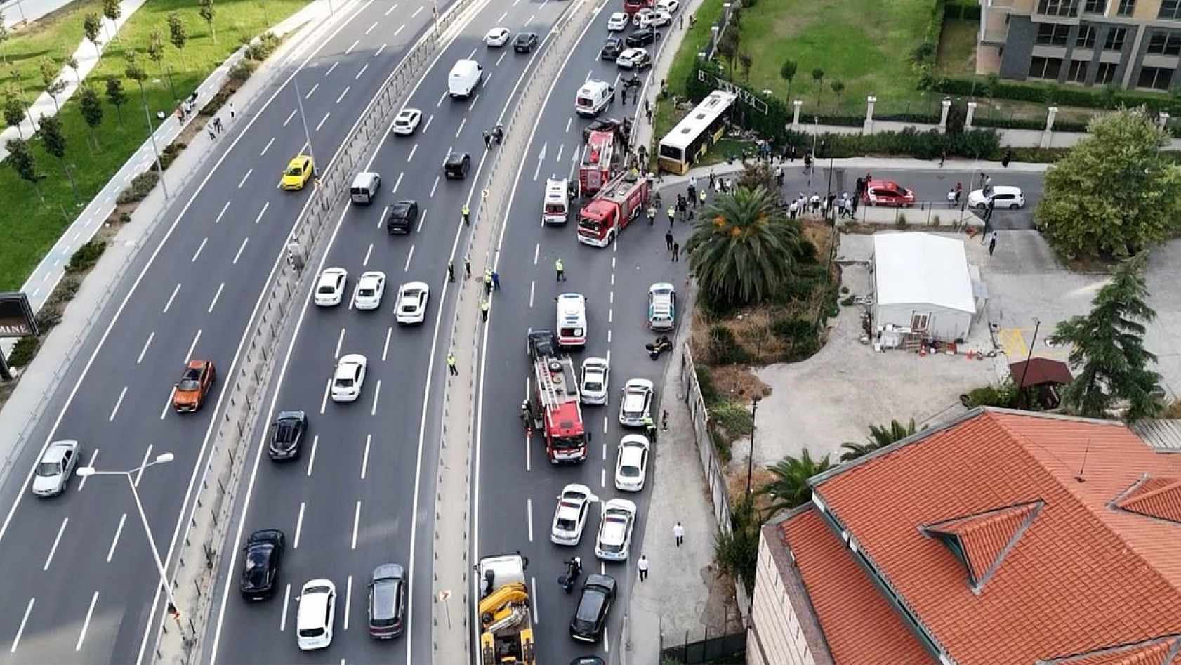 Otobüsü duvara çarptı: ölü ve çok sayıda yaralı var